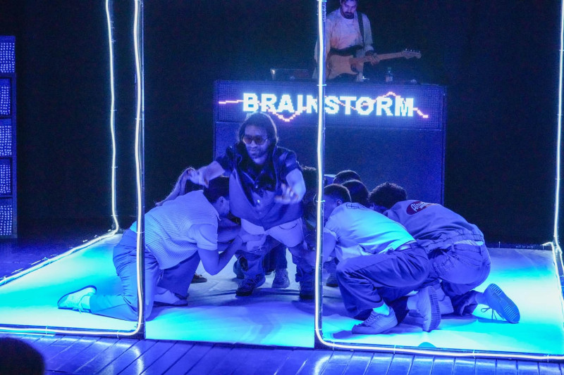 Luna de teatru la Mioveni – o seară plină de emoție cu spectacolul The Brainstorm – partea I!