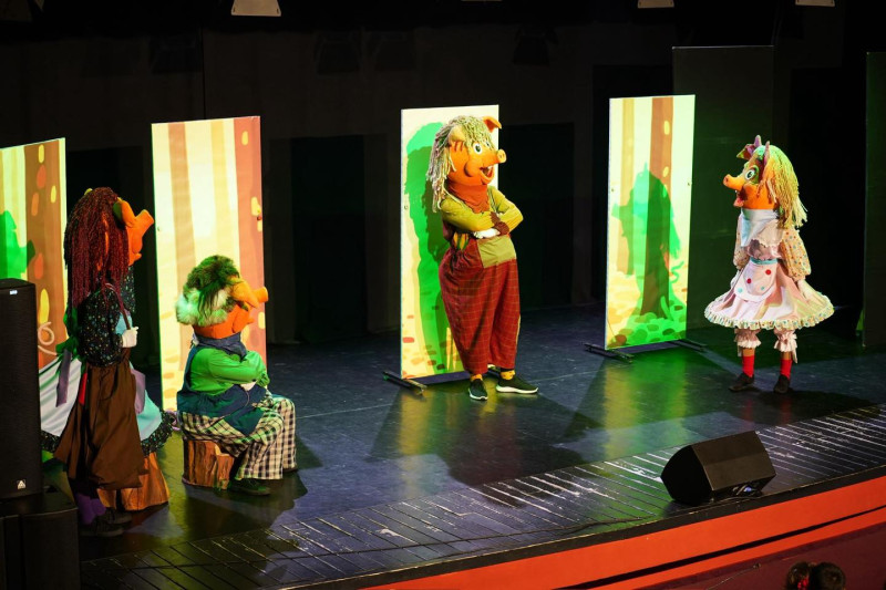 Spectacolul „Cei trei purceluși” – bucurie și culoare pe scena Centrului Cultural Mioveni