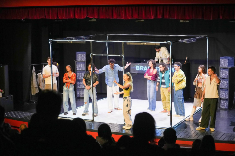 Luna de teatru la Mioveni – o seară plină de emoție cu spectacolul The Brainstorm – partea I!