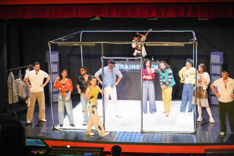 Luna de teatru la Mioveni – o seară plină de emoție cu spectacolul The Brainstorm – partea I!