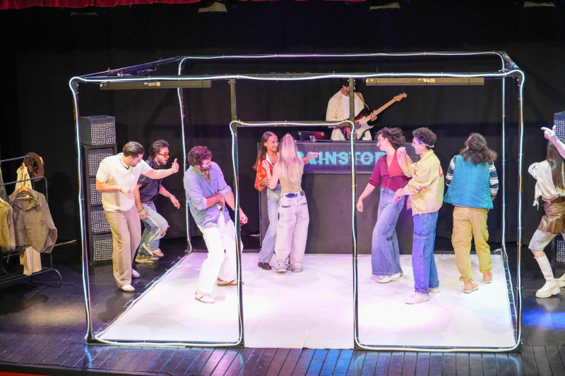 Luna de teatru la Mioveni – o seară plină de emoție cu spectacolul The Brainstorm – partea I!