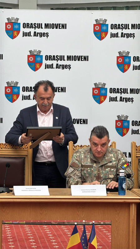Ziua Armatei Române, marcată în avans la Mioveni printr-o întâlnire între generații