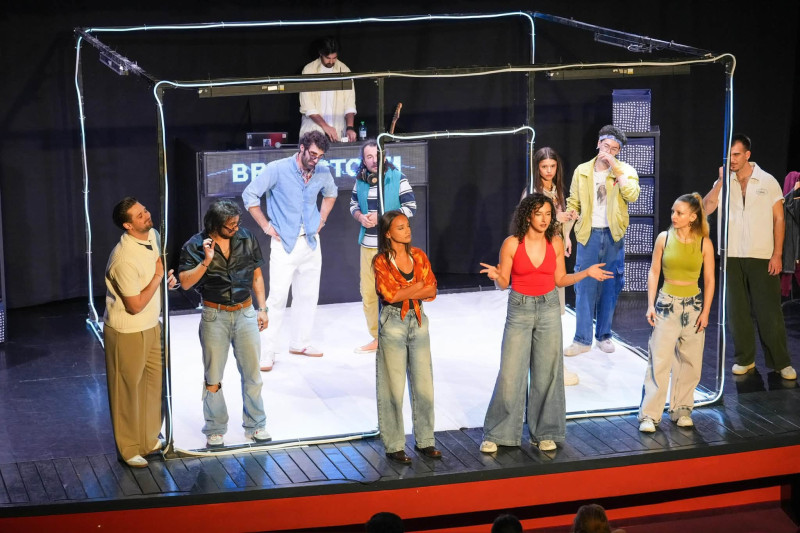 Luna de teatru la Mioveni – o seară plină de emoție cu spectacolul The Brainstorm – partea I!