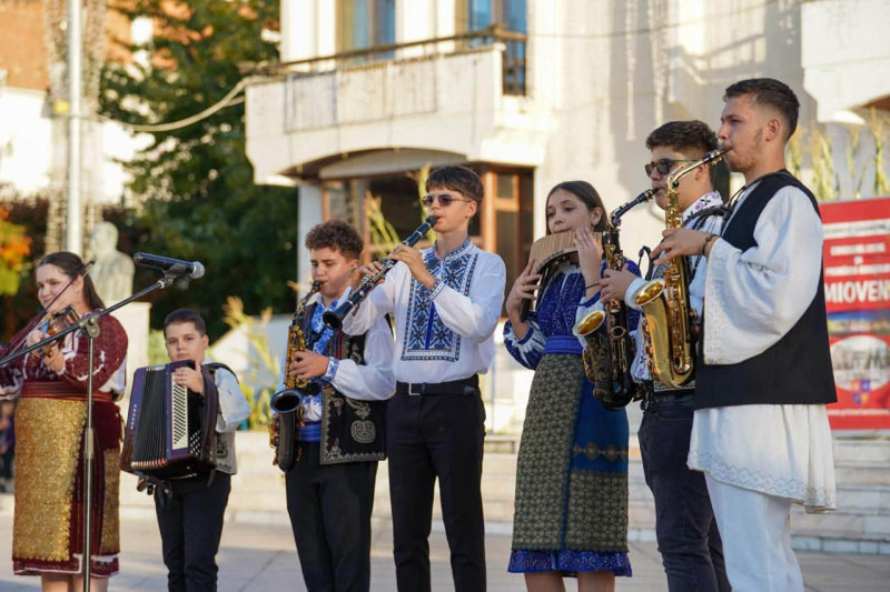 Tradițiile și folclorul românesc, în prim-plan la „Sărbătoarea Recoltei pe Valea Argeșelului”!