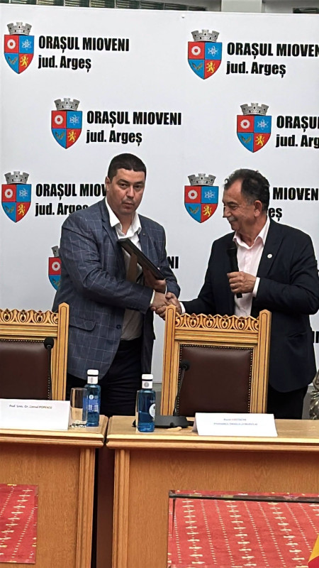 Ziua Armatei Române, marcată în avans la Mioveni printr-o întâlnire între generații
