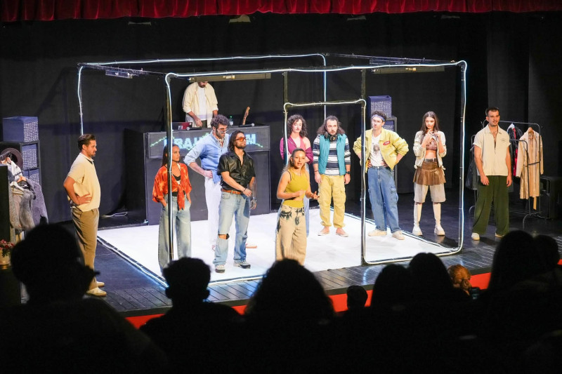Luna de teatru la Mioveni – o seară plină de emoție cu spectacolul The Brainstorm – partea I!